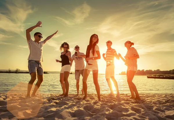 Friends funny dance on the beach — Stock Photo, Image