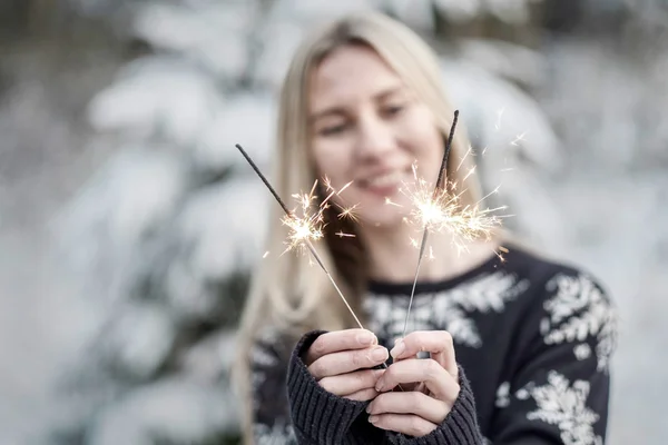 Mulher com brilhos no inverno — Fotografia de Stock