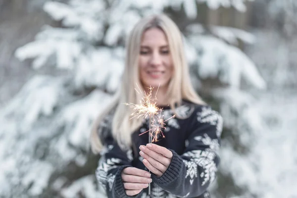 Mulher com brilhos no inverno — Fotografia de Stock