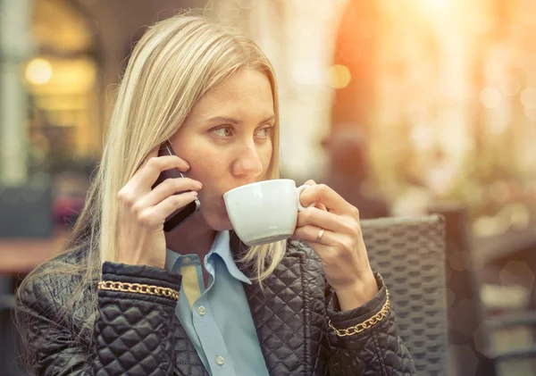 Mulher com telefone e café no café — Fotografia de Stock