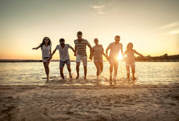 Silhouette Gruppo Giovani Sulla Spiaggia — Foto Stock