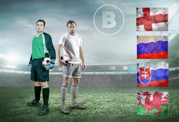 Jogadores de futebol ficam em campo — Fotografia de Stock