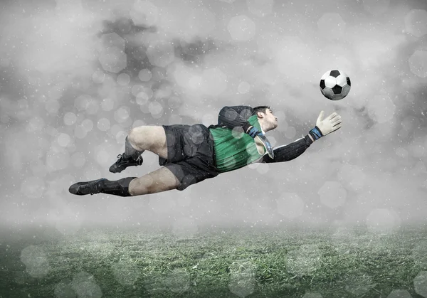 Jugador de fútbol con pelota en acción —  Fotos de Stock