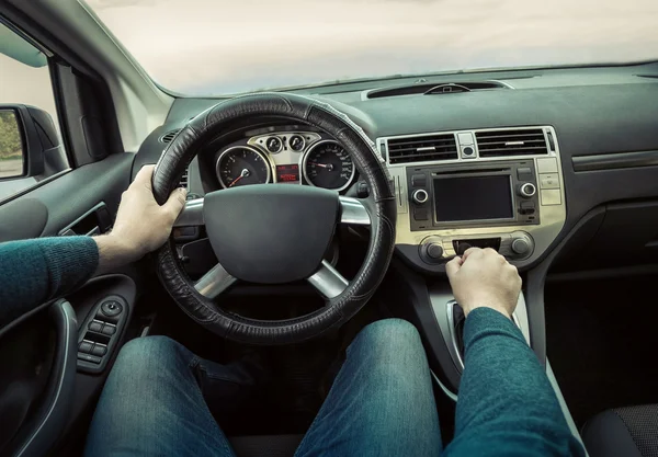 Manos masculinas conduciendo un coche — Foto de Stock