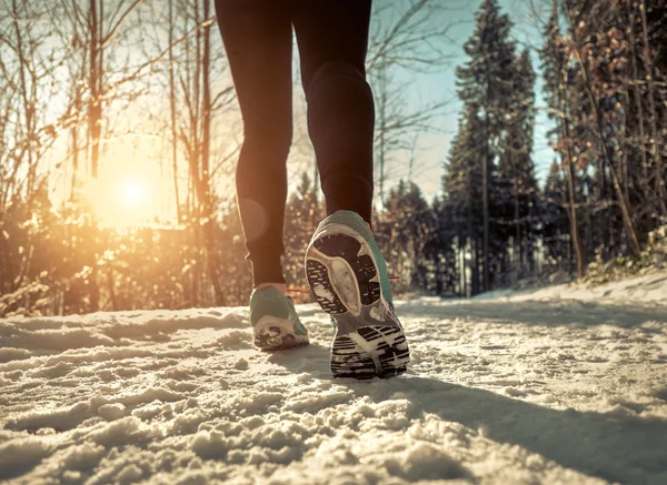 Mujer Corriendo en invierno — Foto de Stock