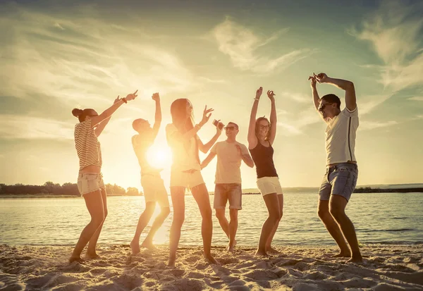 Amigos baile divertido en la playa —  Fotos de Stock