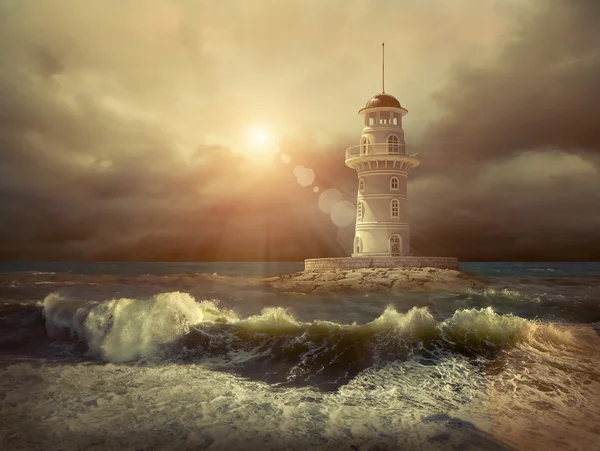 Faro en el mar bajo el cielo —  Fotos de Stock