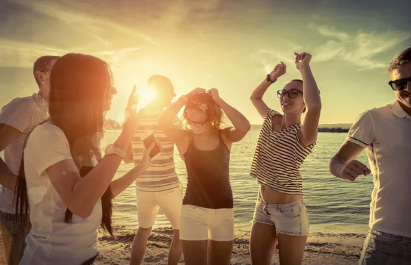 Friends funny dance on the beach — Stock Photo, Image