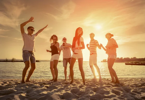 De grappige dans vrienden op het strand — Stockfoto