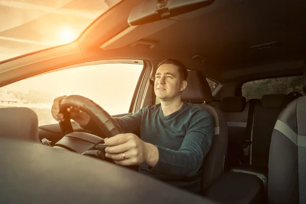 Homem dirigindo um carro — Fotografia de Stock