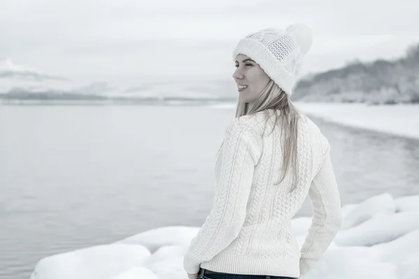 Mujer de blanco en invierno — Foto de Stock