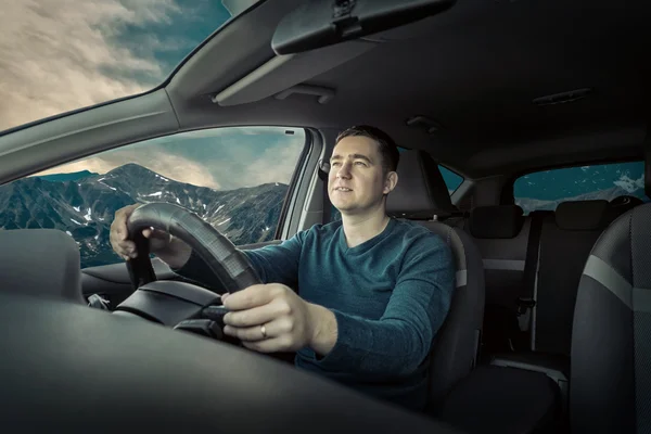 Homem dirigindo um carro. — Fotografia de Stock