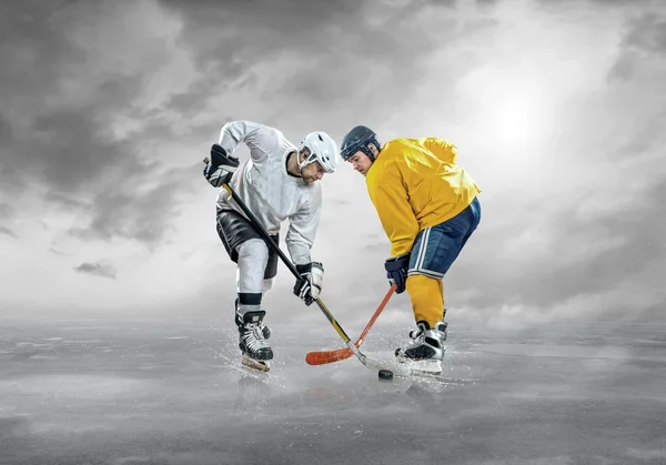 Jugadores de hockey sobre hielo en acción — Foto de Stock