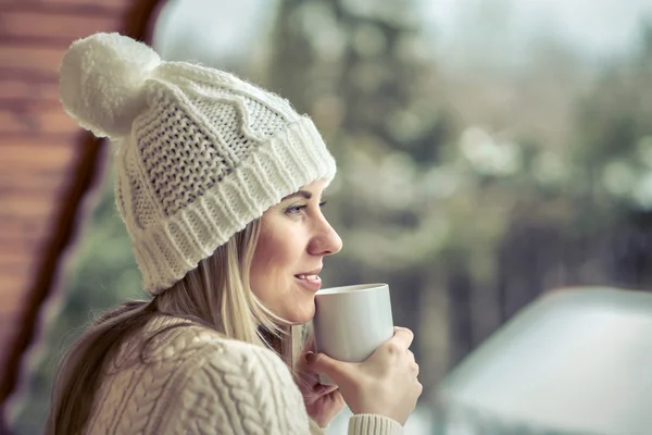 Женщина с чашкой кофе зимой — стоковое фото