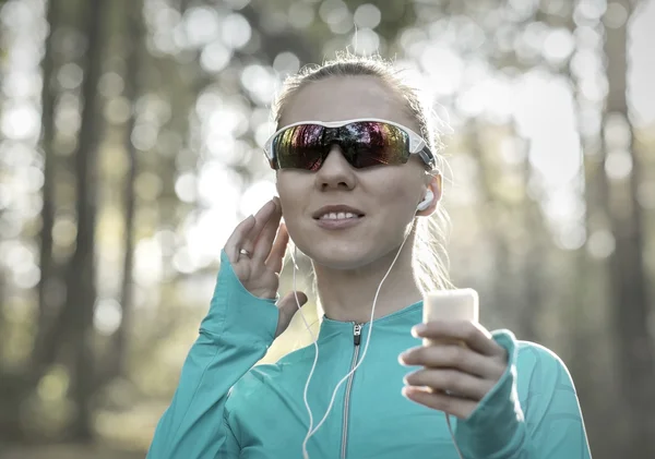 Corredor en acción escuchando música — Foto de Stock