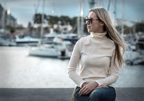 Woman portrait on the yachts background — Stock Photo, Image