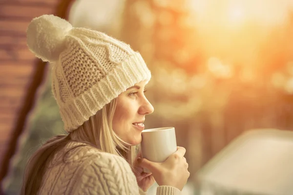 Женщина с чашкой кофе зимой — стоковое фото