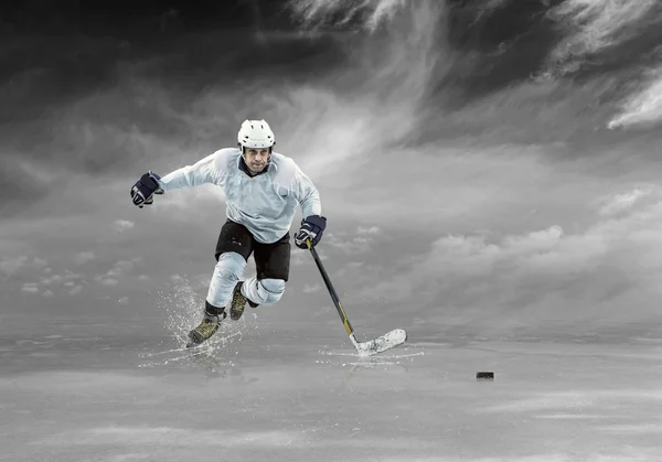 Giocatore di hockey su ghiaccio in azione — Foto Stock