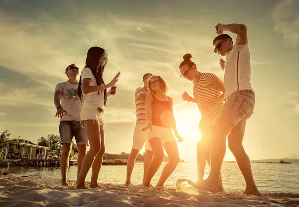 Przyjaciele funny taniec na plaży — Zdjęcie stockowe