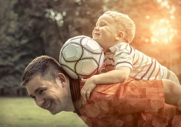 Vader en zoon die voetballen — Stockfoto