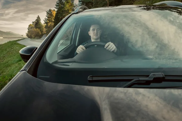 Hombre conduciendo un coche — Foto de Stock