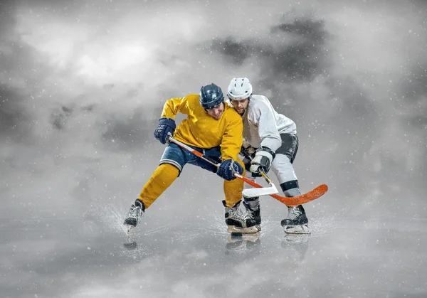 Les joueurs de hockey sur glace en action — Photo