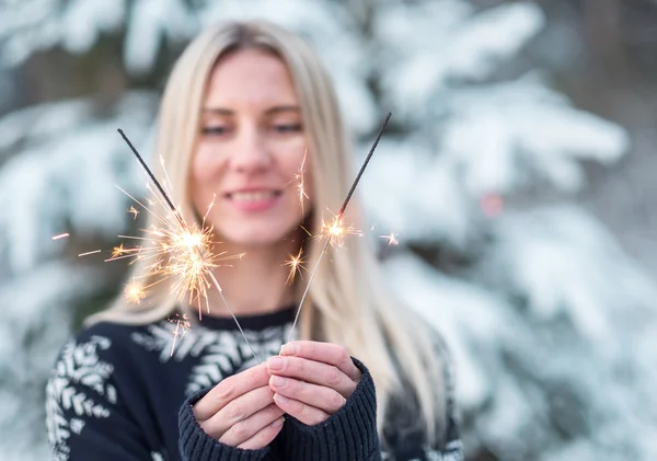 Mulher com brilhos no inverno — Fotografia de Stock