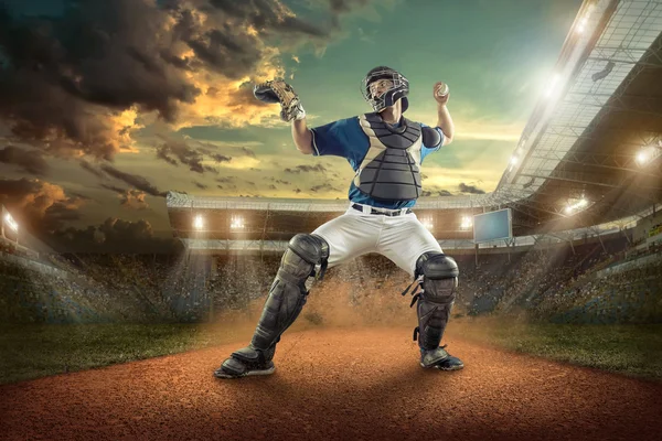 Бейсболист в действии — стоковое фото
