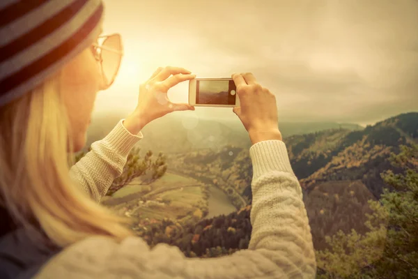 Femme photographiant vue sur la nature en montagne — Photo