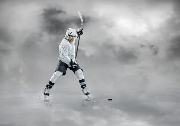 Joueur de hockey sur glace en action — Photo