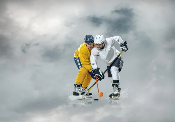 Jugadores de hockey sobre hielo en acción —  Fotos de Stock