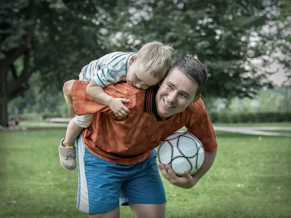 Vader en zoon die voetballen — Stockfoto