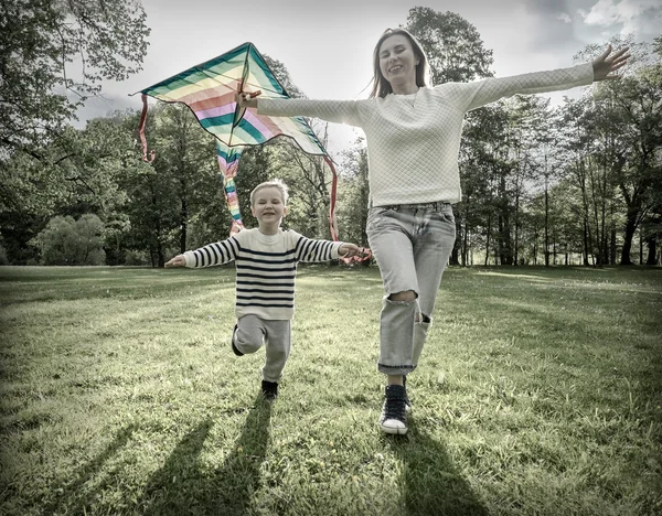 Küçük çocuk ve uçurtma ile oynarken annesi — Stok fotoğraf