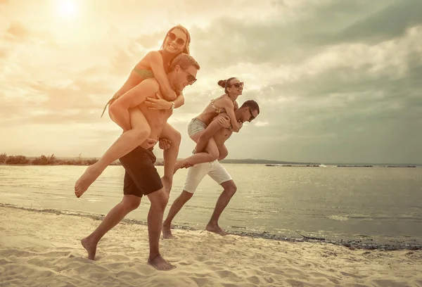 Amusement Des Amis Sur Plage Sous Lumière Soleil Couchant — Photo