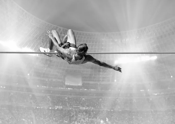 Atleta em ação de salto em altura — Fotografia de Stock