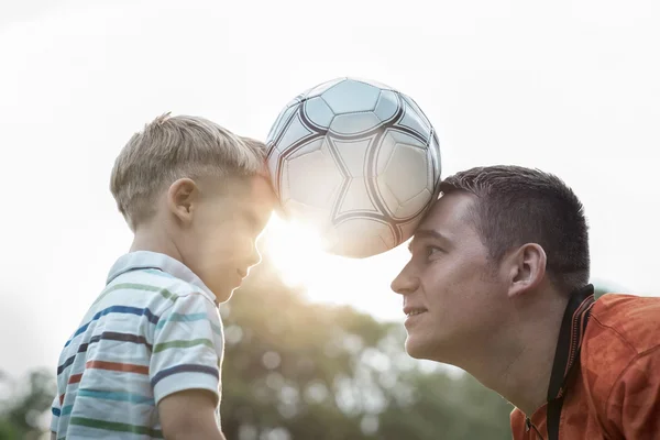 Vader en zoon die voetballen — Stockfoto