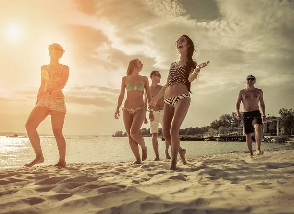 Φίλους Διασκέδαση Στην Παραλία Κάτω Από Φως Του Ήλιου Ηλιοβασίλεμα — Φωτογραφία Αρχείου