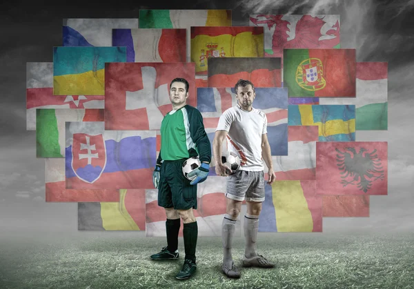 Fotbollspelare på flaggor bakgrund — Stockfoto