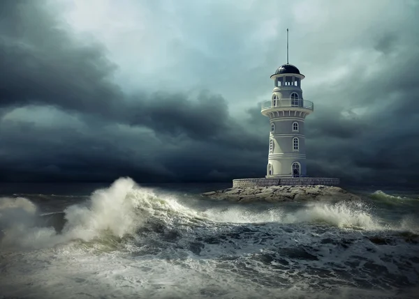 Faro sul mare sotto il cielo — Foto Stock