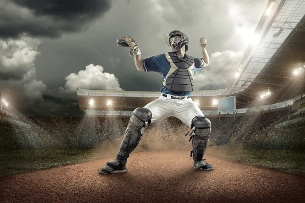 Бейсболист в действии — стоковое фото