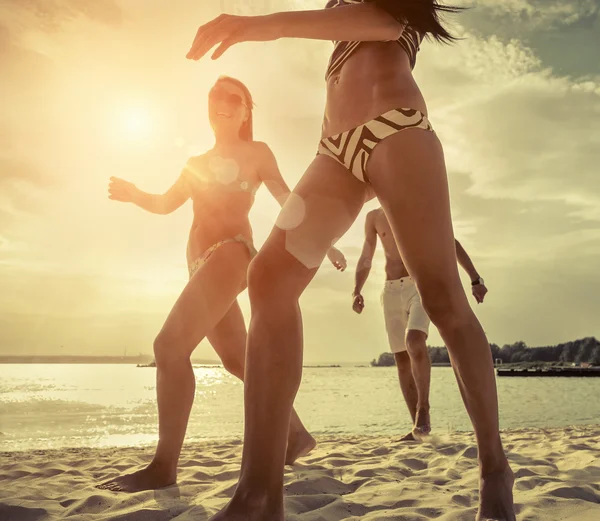 Przyjaciele Zabawy Plaży Pod Zachód Światło Słoneczne — Zdjęcie stockowe