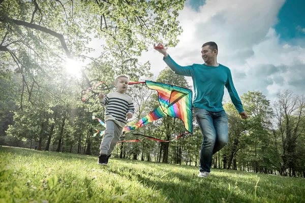 Padre e hijo jugando con cometa —  Fotos de Stock