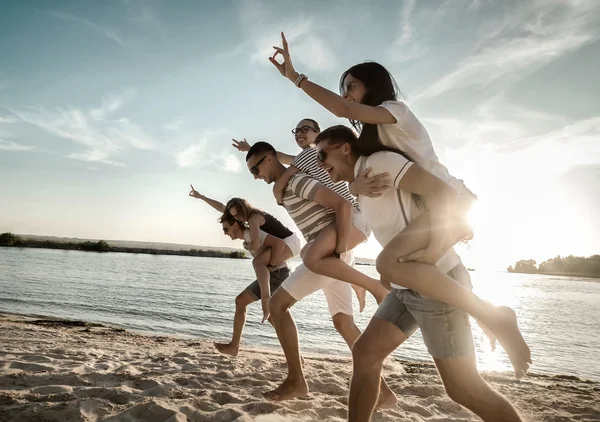 Vänner roliga på stranden — Stockfoto