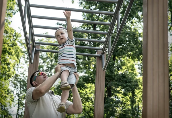 Baba ve oğul egzersiz — Stok fotoğraf