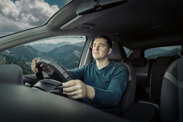 Mann fährt Auto. — Stockfoto