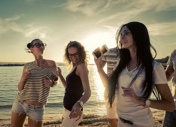Друзья Веселые Танцы Пляже Солнцем Заката — стоковое фото