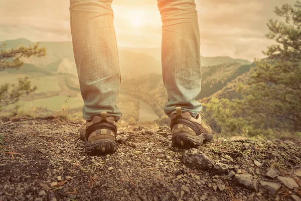 L'uomo in piedi sulle montagne — Foto Stock