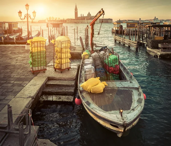 Σκάφος κοντά στην προβλήτα με τις αποσκευές σε Βενετία — Φωτογραφία Αρχείου