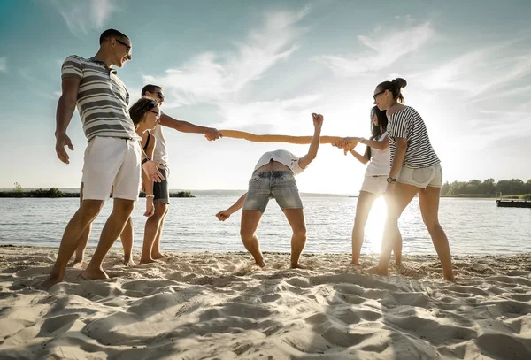 Amigos Divertido Juego Playa Bajo Luz Del Sol Puesta Del —  Fotos de Stock