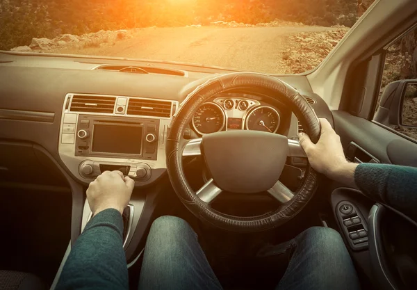 Homem dirigindo um carro. — Fotografia de Stock